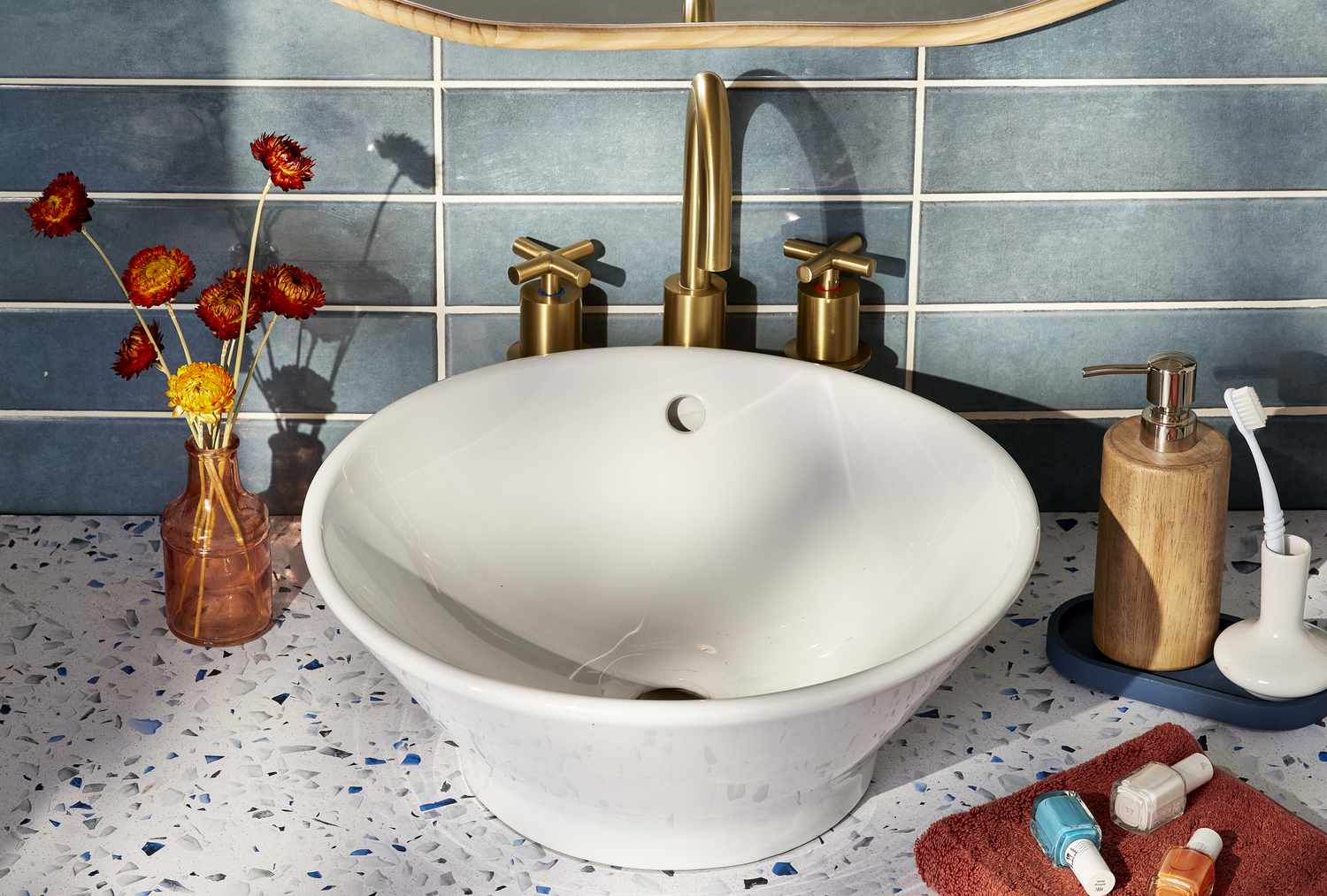 5 geniale Möglichkeiten, alte Badezimmerarbeitsplatten brandneu aussehen zu lassen, ohne eine Tonne zu verbringen 12 Crushed Glass -Arbeitsplatte im Badezimmer