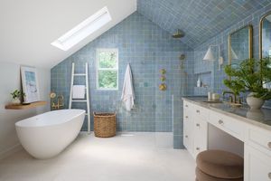 5 geniale Möglichkeiten, alte Badezimmerarbeitsplatten brandneu aussehen zu lassen, ohne eine Tonne zu verbringen 8 Badezimmer mit blauer Fliesen und weißer Statement Wanne