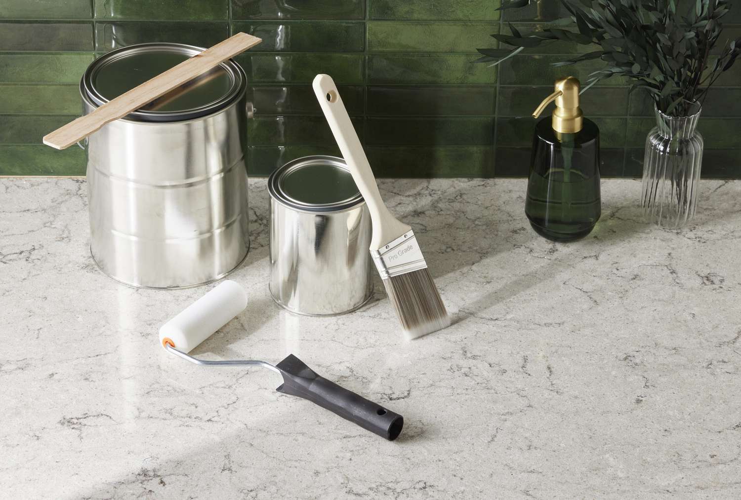 5 geniale Möglichkeiten, alte Badezimmerarbeitsplatten brandneu aussehen zu lassen, ohne eine Tonne zu verbringen 4 Verwenden eines Arbeitsplatten -Resurfacing -Kits über alte Arbeitsplatten