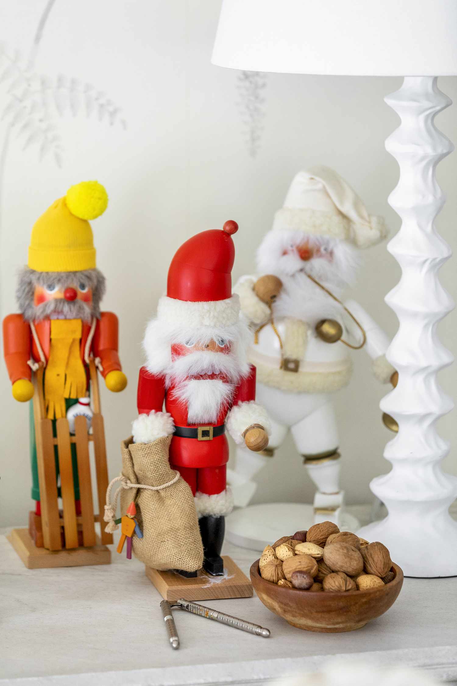 small living room sidetable christmas decor ideas 