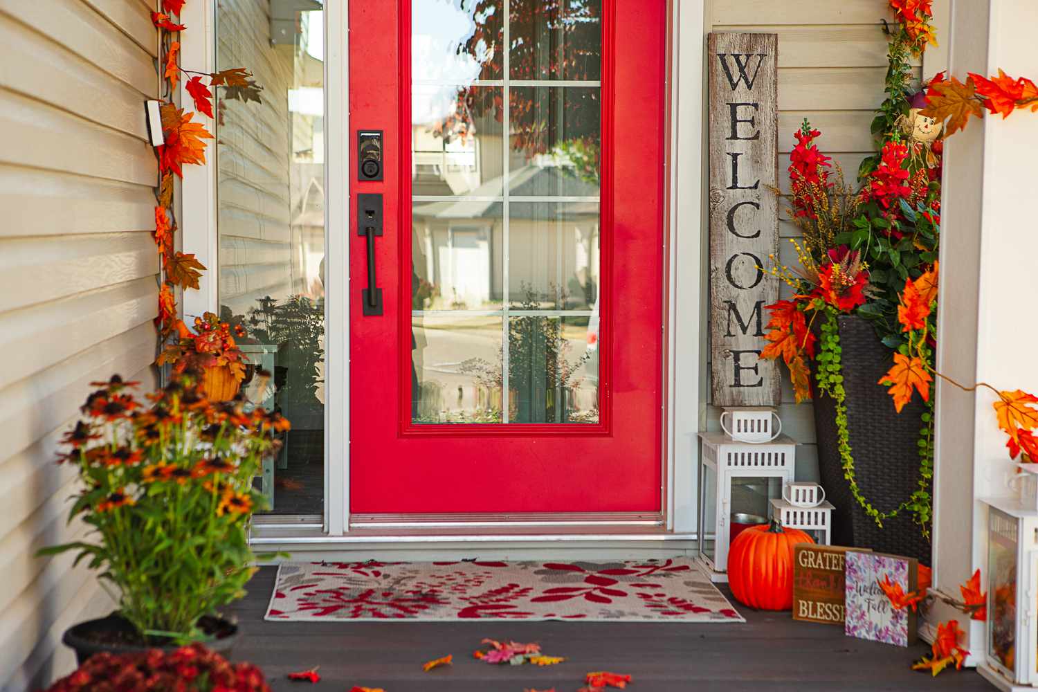 Designers Have Spoken: These Front Porch Features Are Always Eyesores 4 Autumn seasonal porch decor with fall colors, leaves, and Halloween pumpkins.