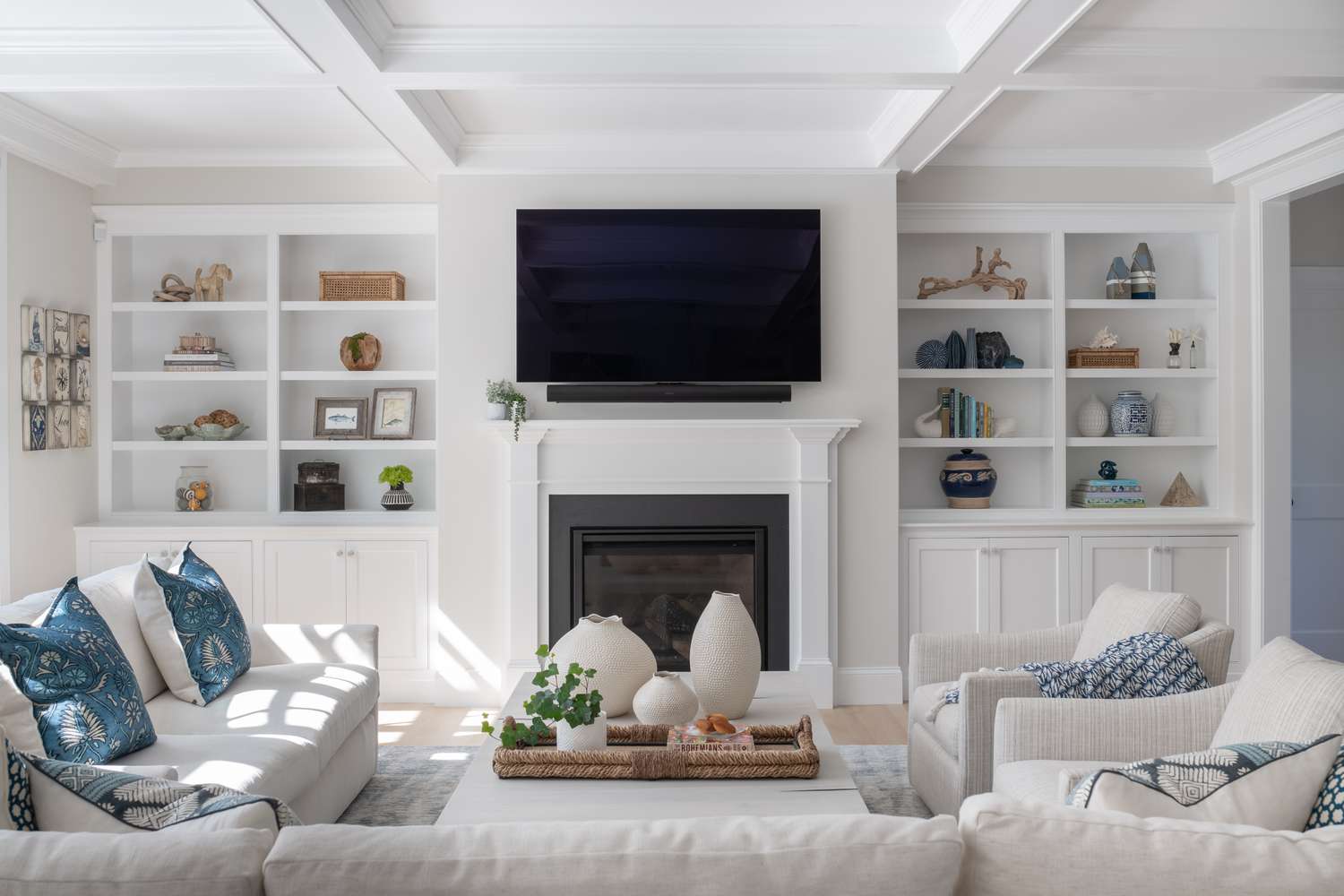 5 Designer -Tipps, um Ihr großes Wohnzimmer ohne Überaussatz wunderschön zu stylen 6 Feste farbige Wände