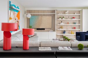 Lange Wohnzimmer können verwirrend sein, aber diese 7 Tipps von Designern können helfen 8 Maite Granda Wohnzimmer mit Fernseher vor der Mitte