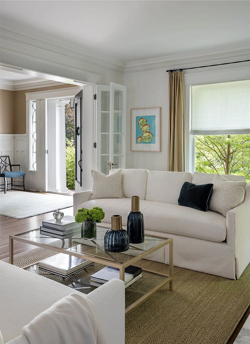 6 Dekorieren von Tricks, die Minimalisten schwören, um kleine Räume luftig und stilvoll zu halten 10 Leeann Baker Interiors Wohnzimmer mit Glas-Top-Tisch.