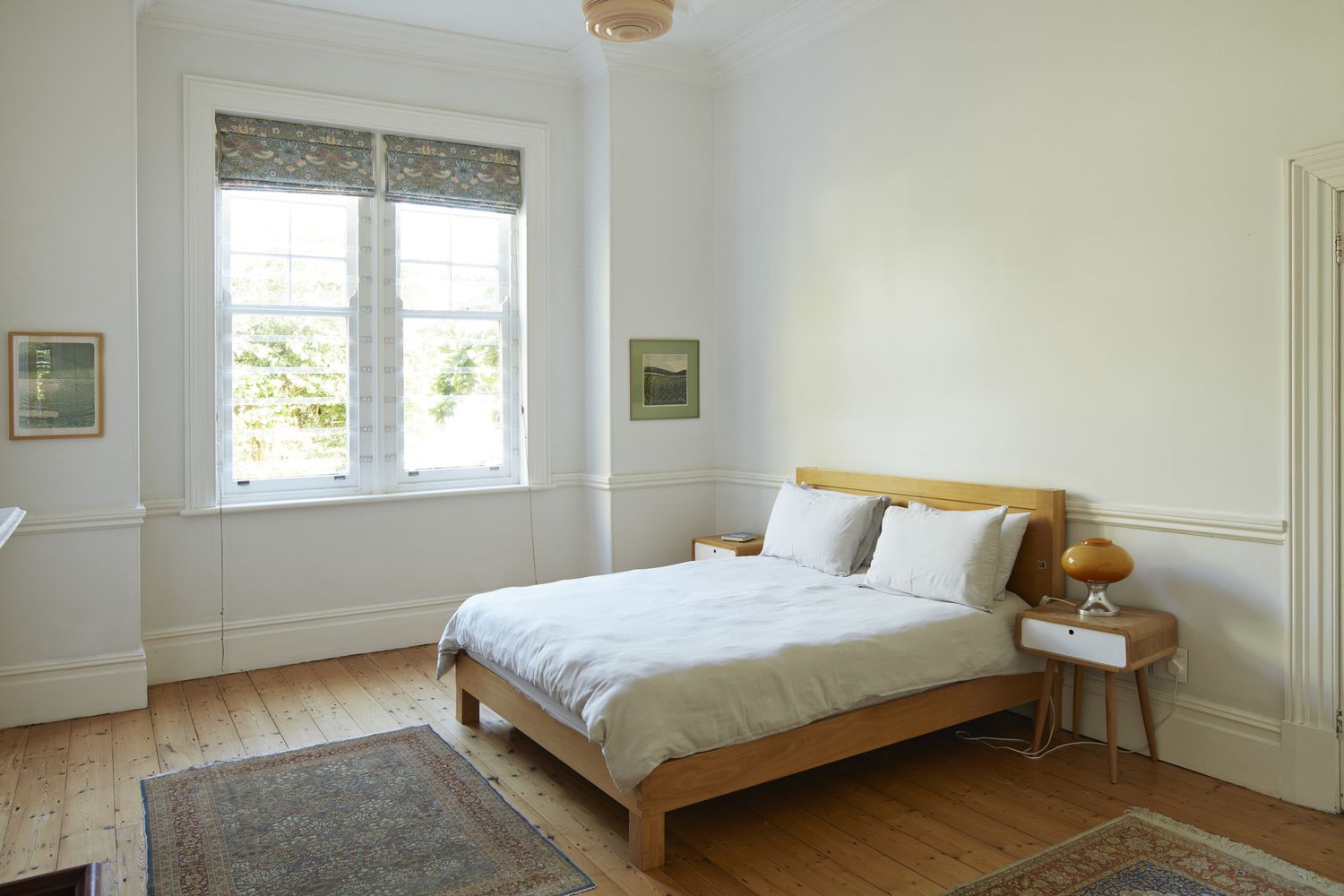 5 Häufige Dekorfehler, die Ihr Zuhause nach Ansicht von Designer weniger einladend fühlen können 8 Holzbett für Fenster im Schlafzimmer zu Hause