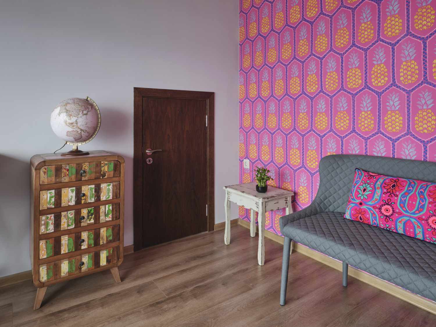 7 Häufige Fehler, die Ihr Zuhause immer günstiger aussehen lassen, sagen Designer 4 Farbenfrohes Zimmer