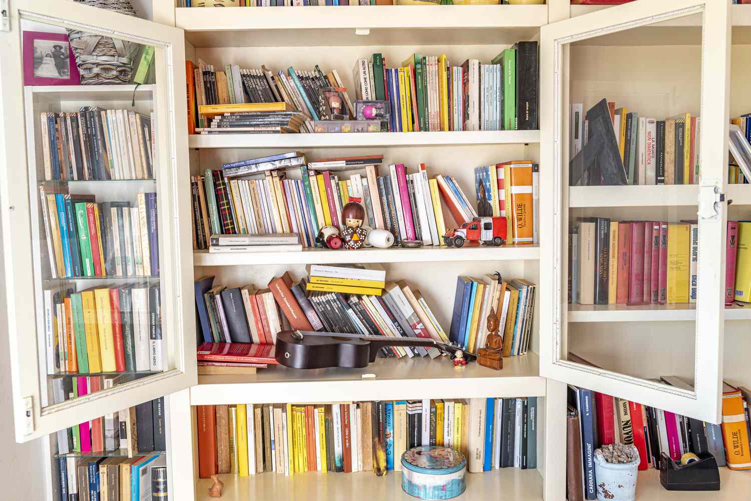 7 Häufige Fehler, die Ihr Zuhause immer günstiger aussehen lassen, sagen Designer 12 Überfüllter Bücherregal