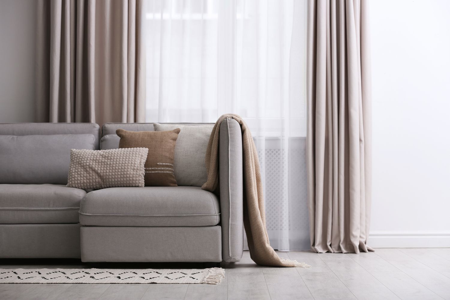 7 Häufige Fehler, die Ihr Zuhause immer günstiger aussehen lassen, sagen Designer 10 Vorhänge