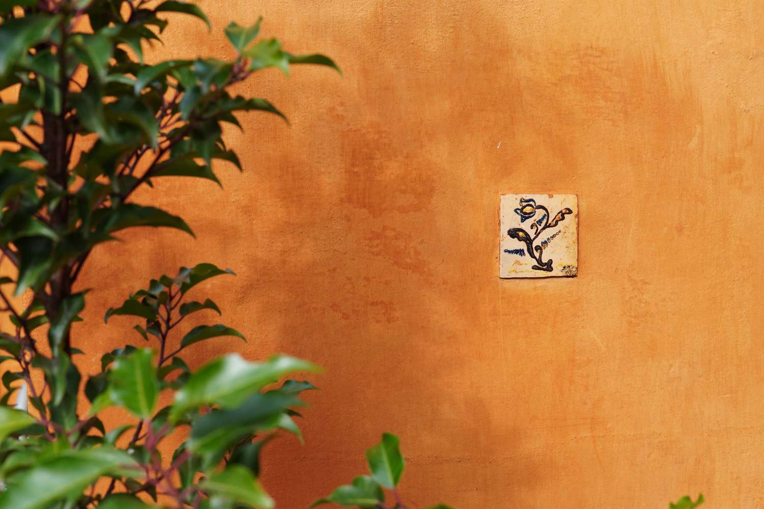 7 Häufige Fehler, die Ihr Zuhause immer günstiger aussehen lassen, sagen Designer 8 Kleines Gemälde