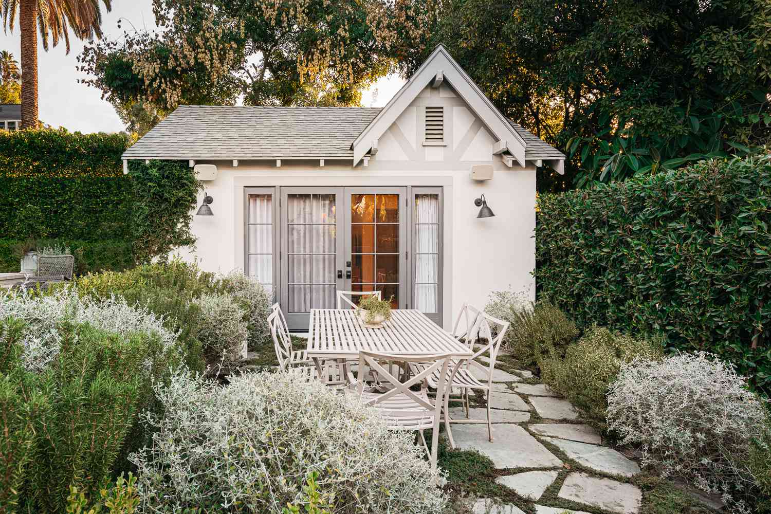 small backyard dining table ideas