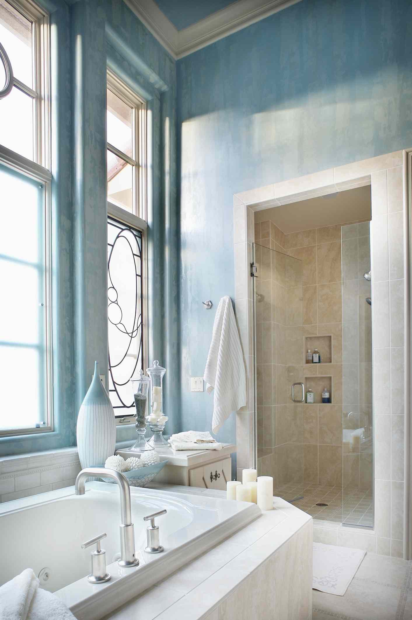 6 Badezimmerfarbe Trends, die Sie 2025 in jedem Haus sehen werden, sagen Designer 16 Blaues Badezimmer