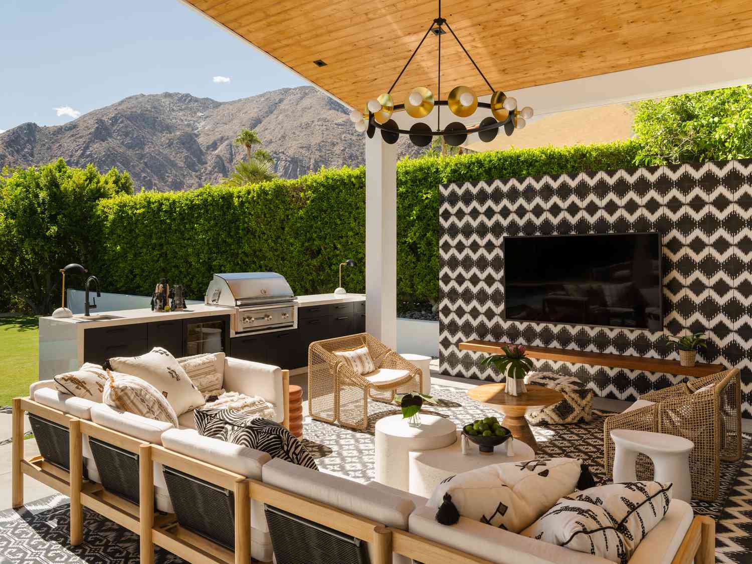 Cooler Outdoor -Fernseher mit gekachelter Akzentwand