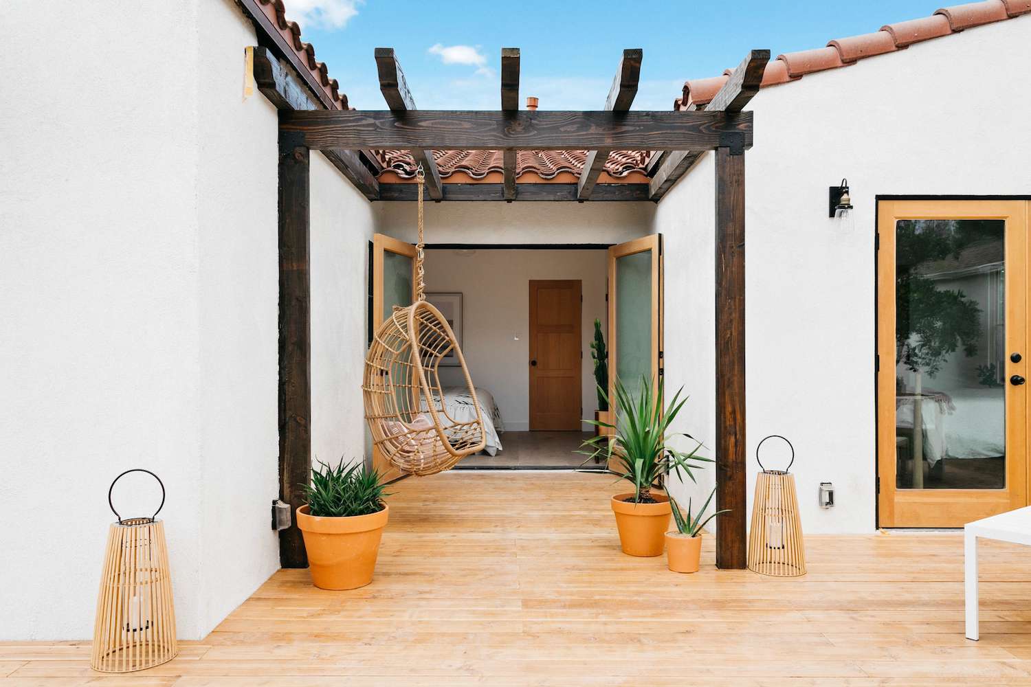 Hinterhofdeck mit Pergola und Hängestuhl