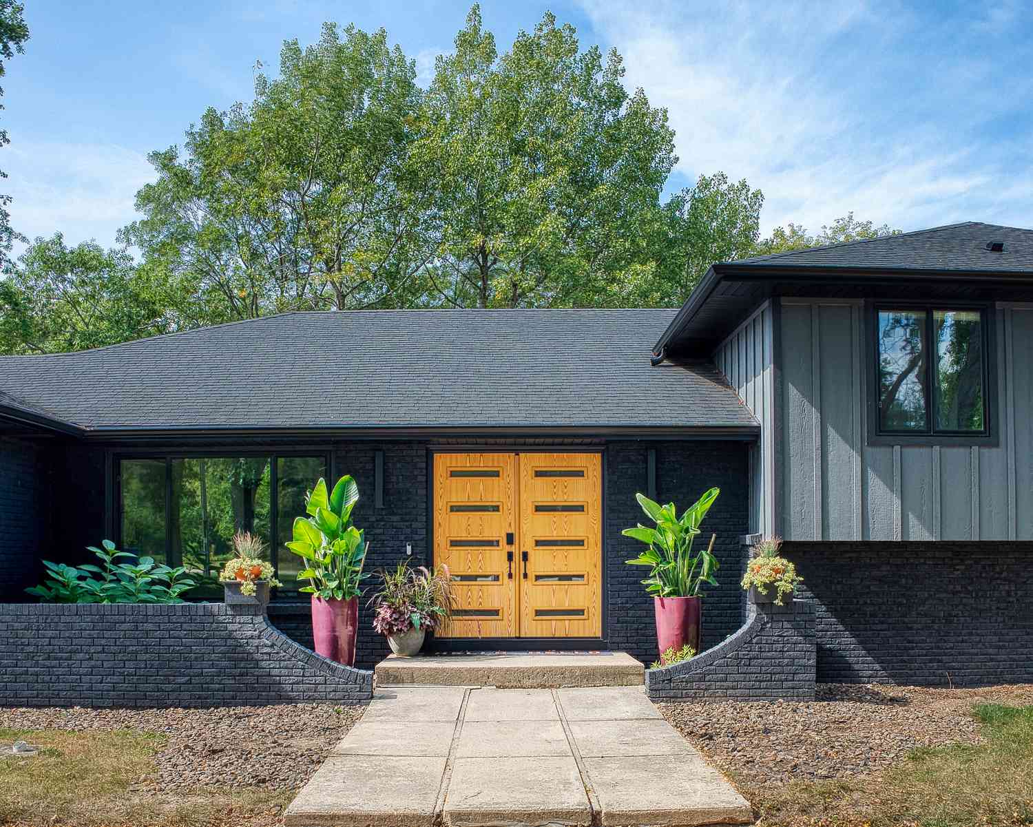 Moderne Home-Außenideen mit Split-Level