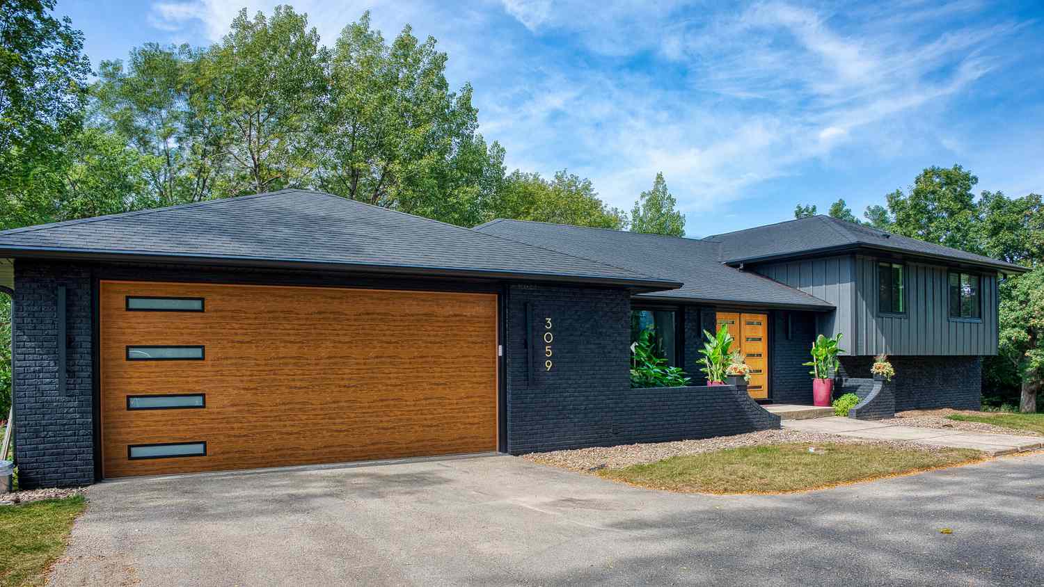 Modernisierte Split Level Home Exterior mit neuer Garagentür