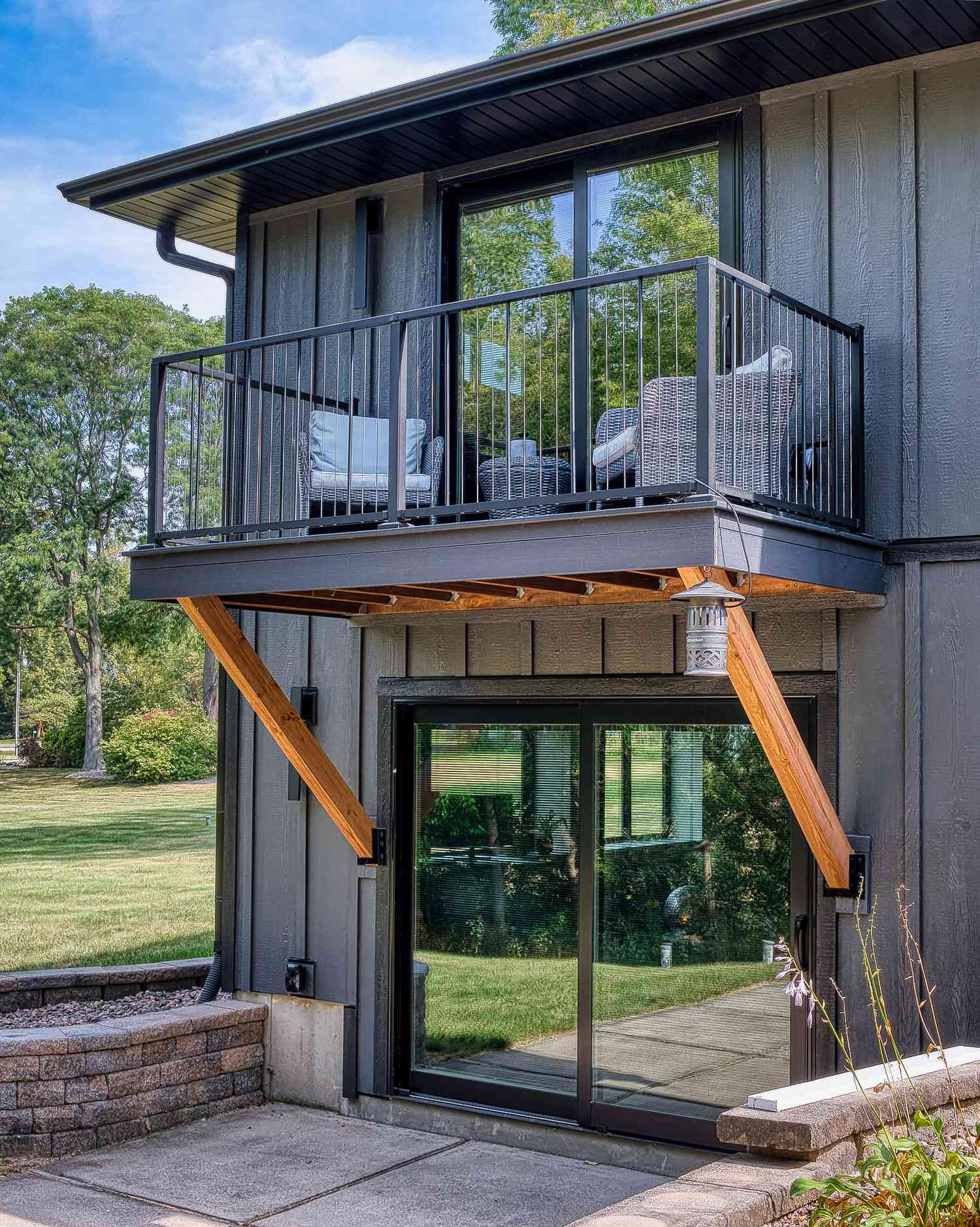Home-Außenseite auf Split-Level mit modernen Balkon