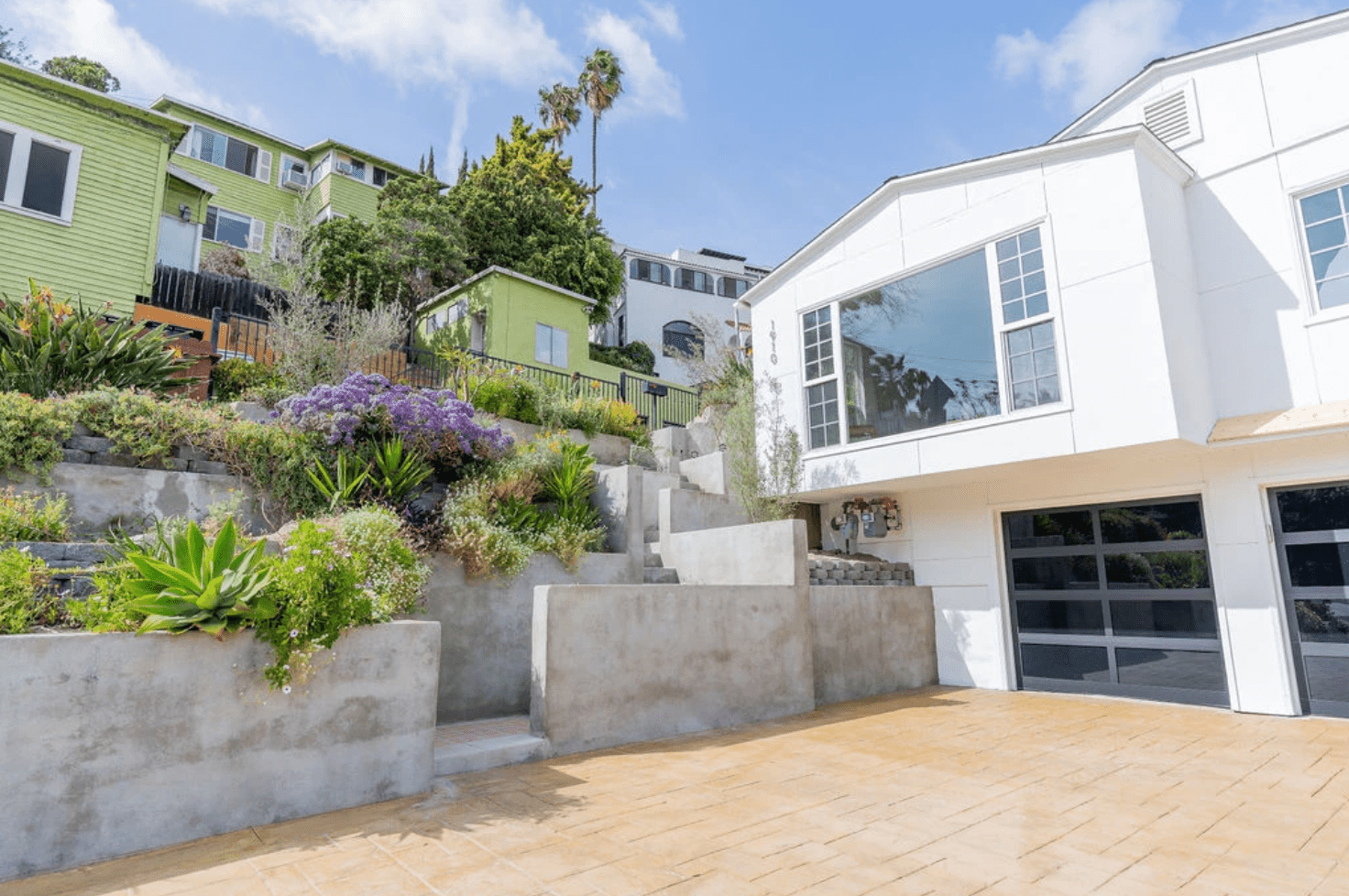 Moderne Landschaftsgestaltung für das Haus auf Split-Level auf einem Hügel 