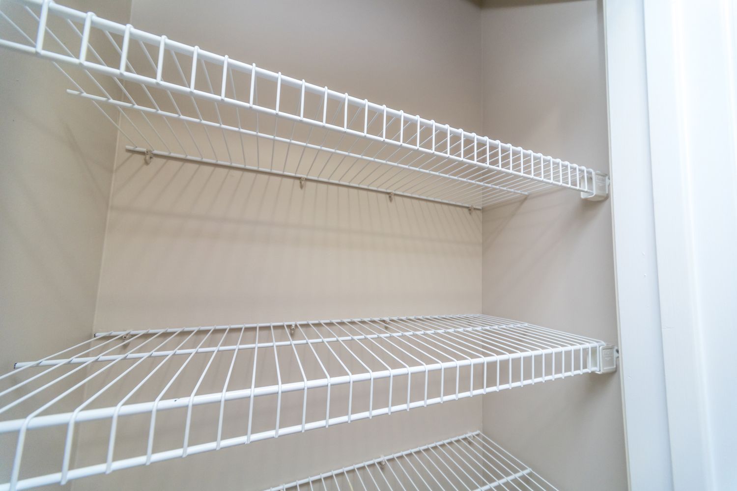 5 veraltete Kleiderschrankfunktionen, die laut Designer einfach nicht wert sind 8 Drahtregale im Schrank