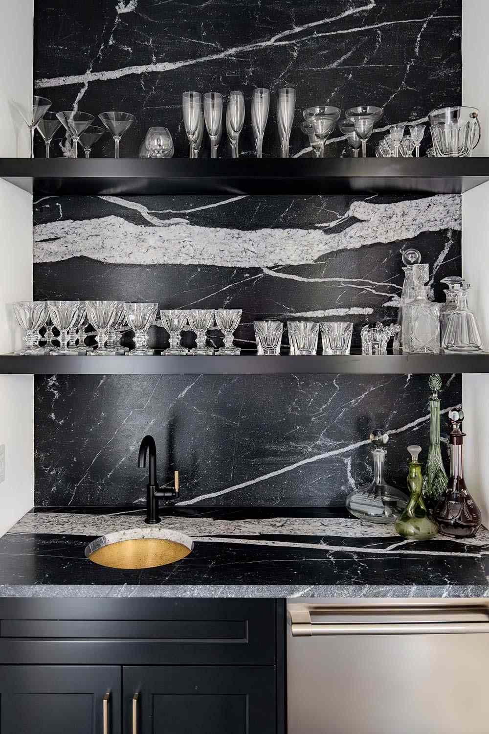 Black Marmor Backsplash im Barbereich