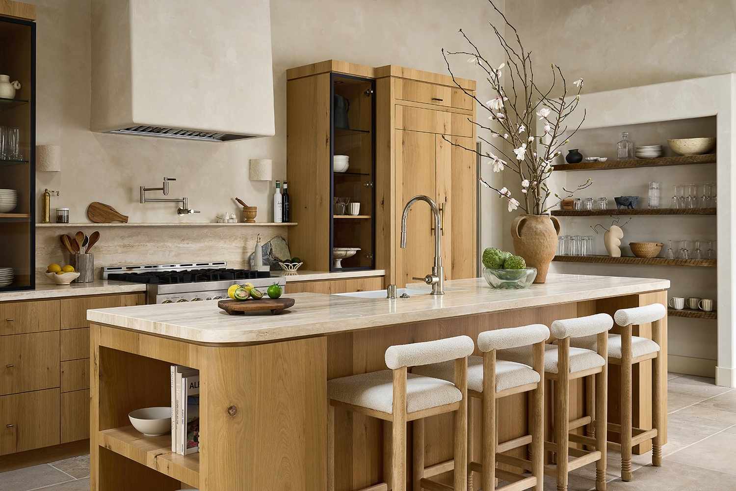 Küche mit Natursteinmauern und Backsplash