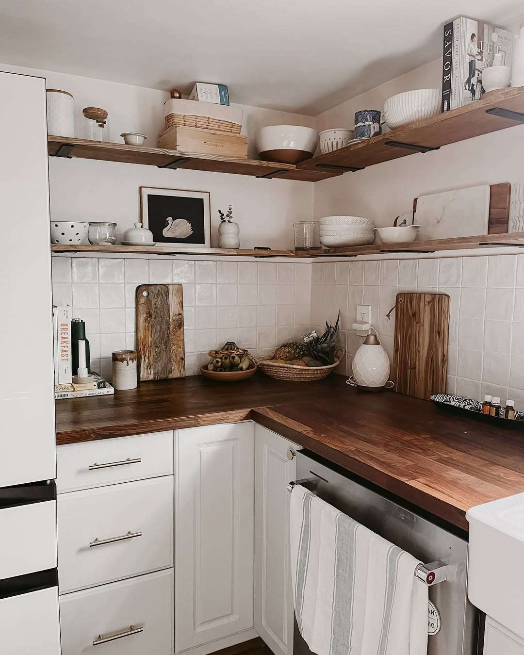 Weiße quadratische Keramikküche Fliesen Backsplash mit Holz offenen Regalen