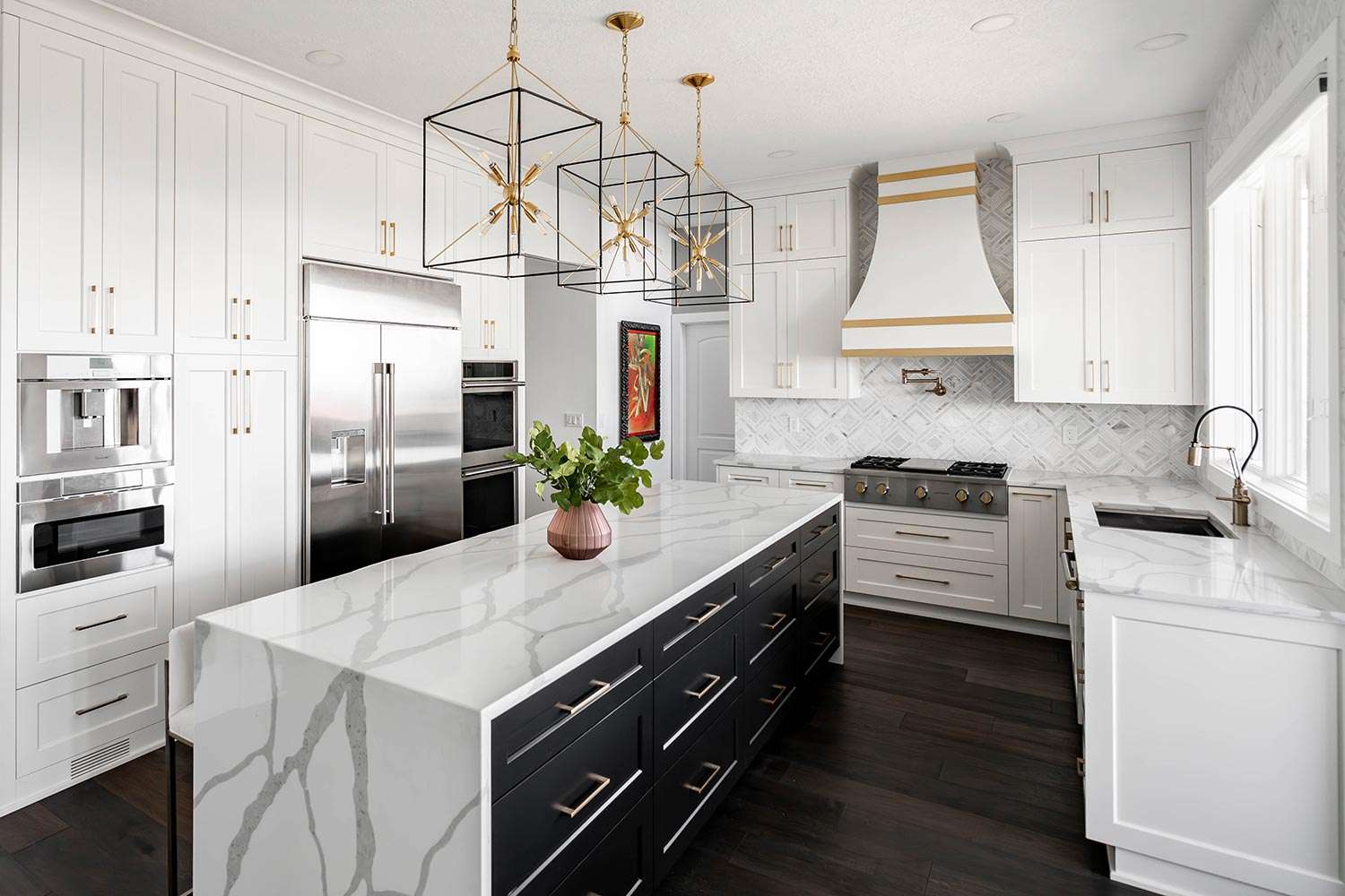 Weiße und schwarze Küche mit gemustertem neutralem Backsplash
