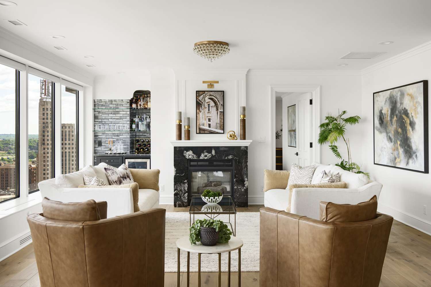 Lederfassstühle im Wohnzimmer