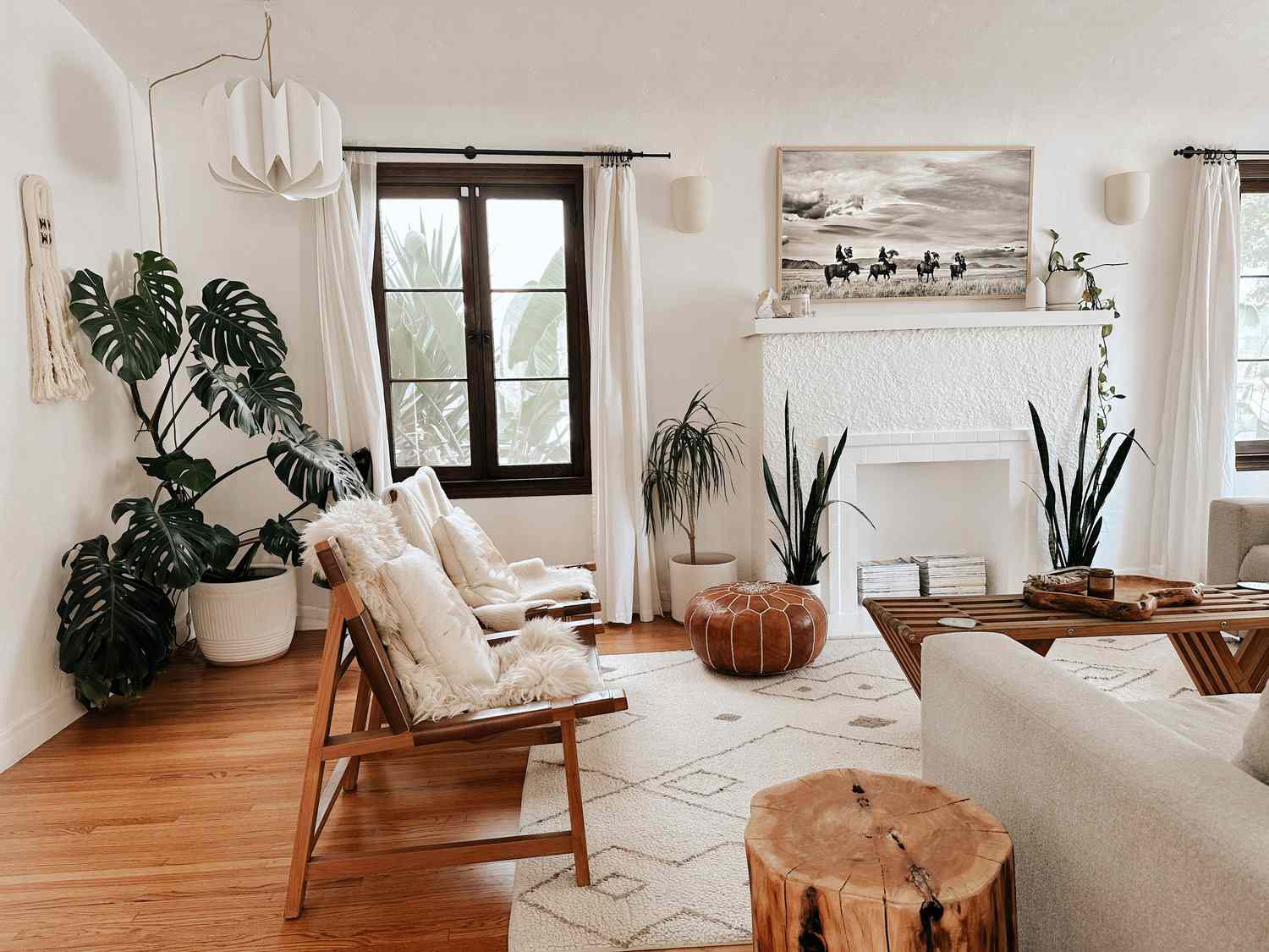 Coastal Cowgirl inspiriertes Wohnzimmer mit Pflanzen und Pferdekunst.