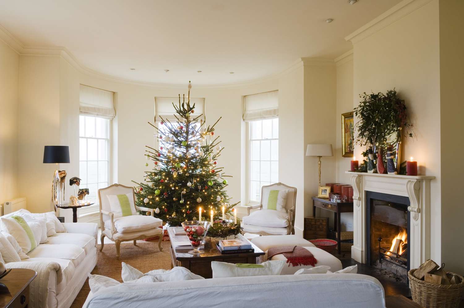8 Stylish Lern -Fenster -Ideen, die Ihren zusätzlichen Platz optimal nutzen, so Designer 14 Weihnachtsbaum vor dem Fenster des Mittelpullovers