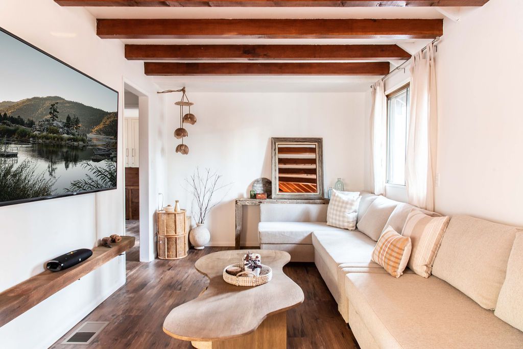 Lange Wohnzimmer können verwirrend sein, aber diese 7 Tipps von Designern können helfen 6 Langes schmales Wohnzimmer mit kreisförmigem Tisch in der Mitte