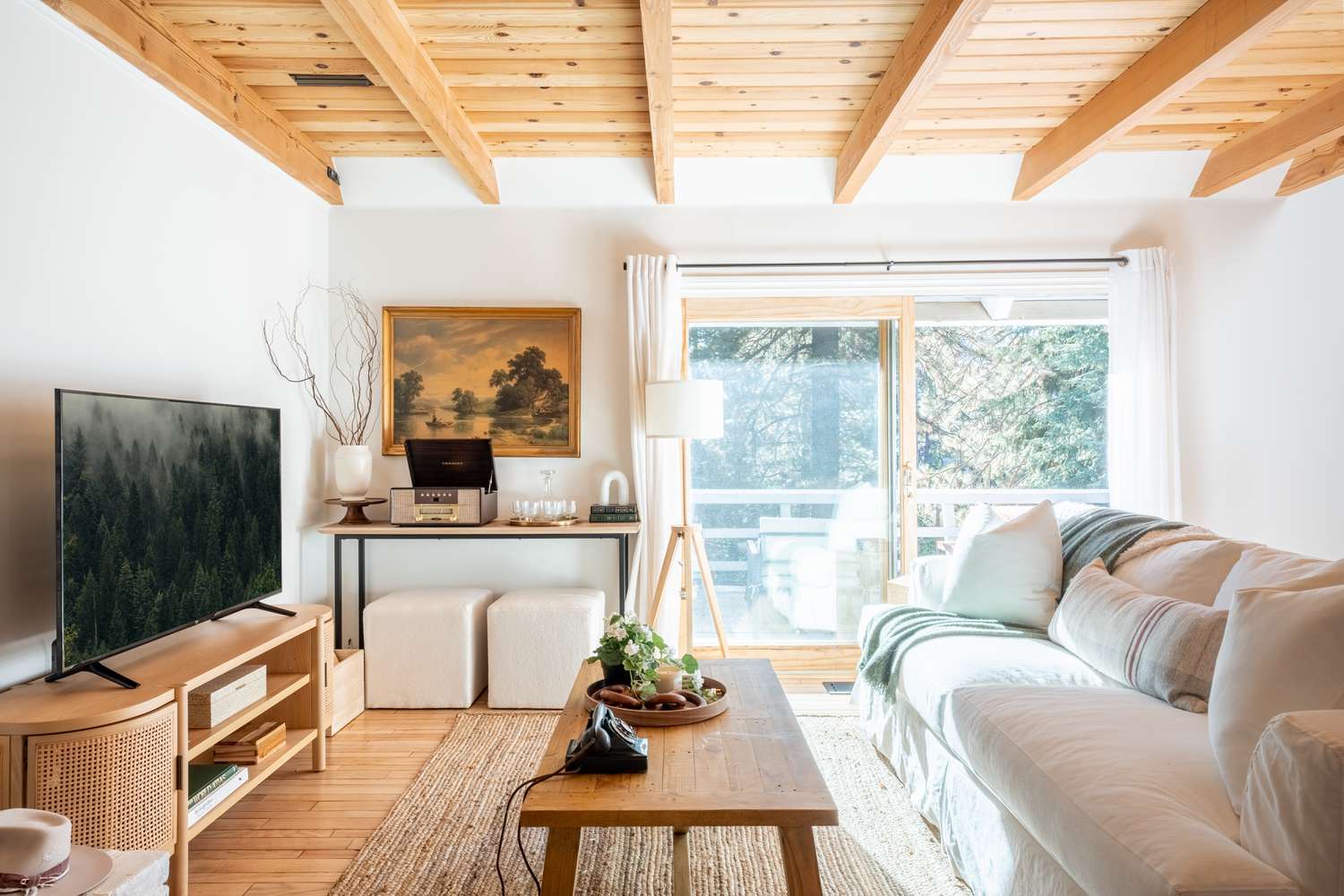 Lange Wohnzimmer können verwirrend sein, aber diese 7 Tipps von Designern können helfen 14 Wohnzimmerbereich mit einer Holzdeckel mit Kiefernschette