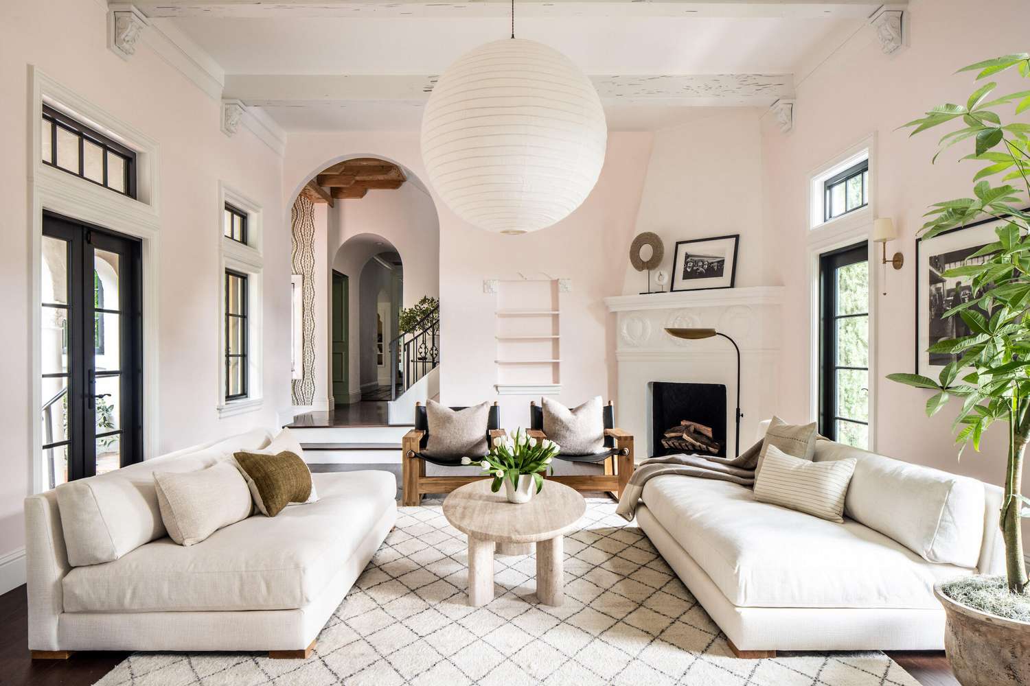Lange Wohnzimmer können verwirrend sein, aber diese 7 Tipps von Designern können helfen 12 Weißes Wohnzimmer mit zwei identischen tiefen Sofas gegenüber