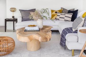 Lange Wohnzimmer können verwirrend sein, aber diese 7 Tipps von Designern können helfen 10 wie man einen Couchtisch stymt
