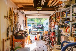 Warten Sie, werfen Sie Ihre alten Nägel nicht weg - 7 kluge Möglichkeiten, um sie in Ihrem Haus wiederzuverwenden 4 Garage mit Regalen voller zu Hause gelagertes Regale, einschließlich Werkzeuge, Reinigungsmittel, Urlaubsdekorationen und Sportgeräte.