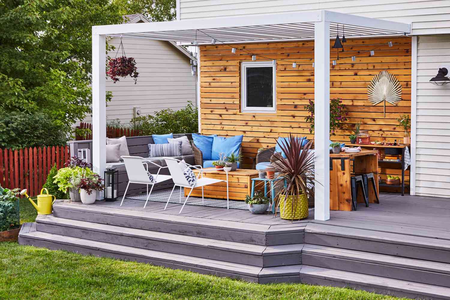 Deck covered by a vinyl pergola