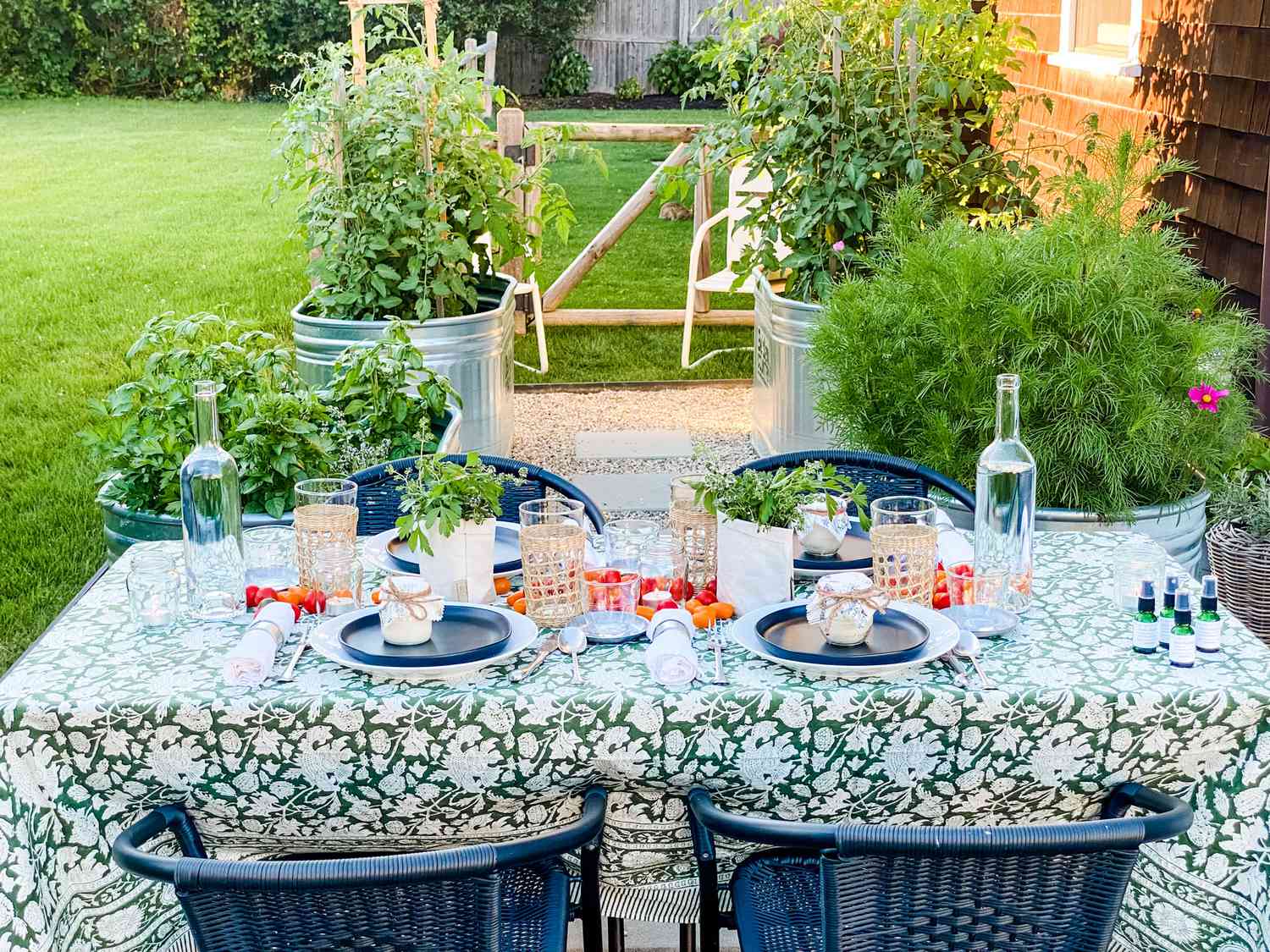Cooler Esstisch im Freien in einem DIY -Stock -Tankgarten