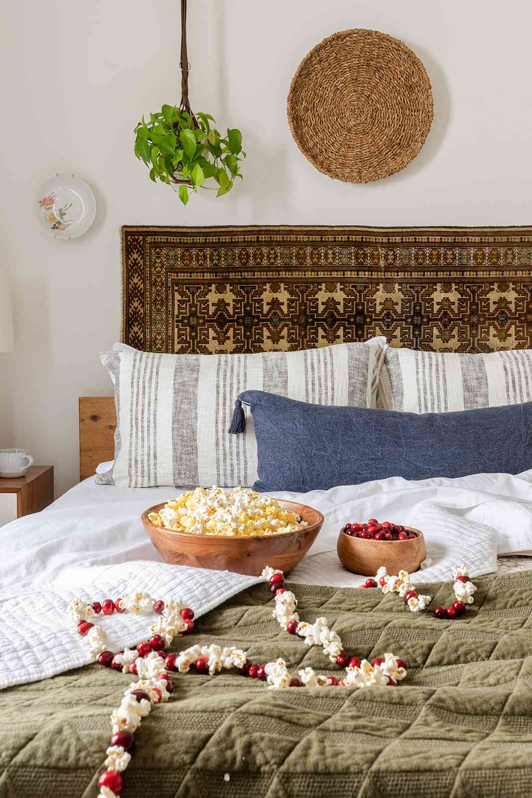 5 Designer-zugelassene Tipps für die Dekoration von Urlaub mit Dekor, die Sie bereits haben 4 Popcorngirlanden im Bett