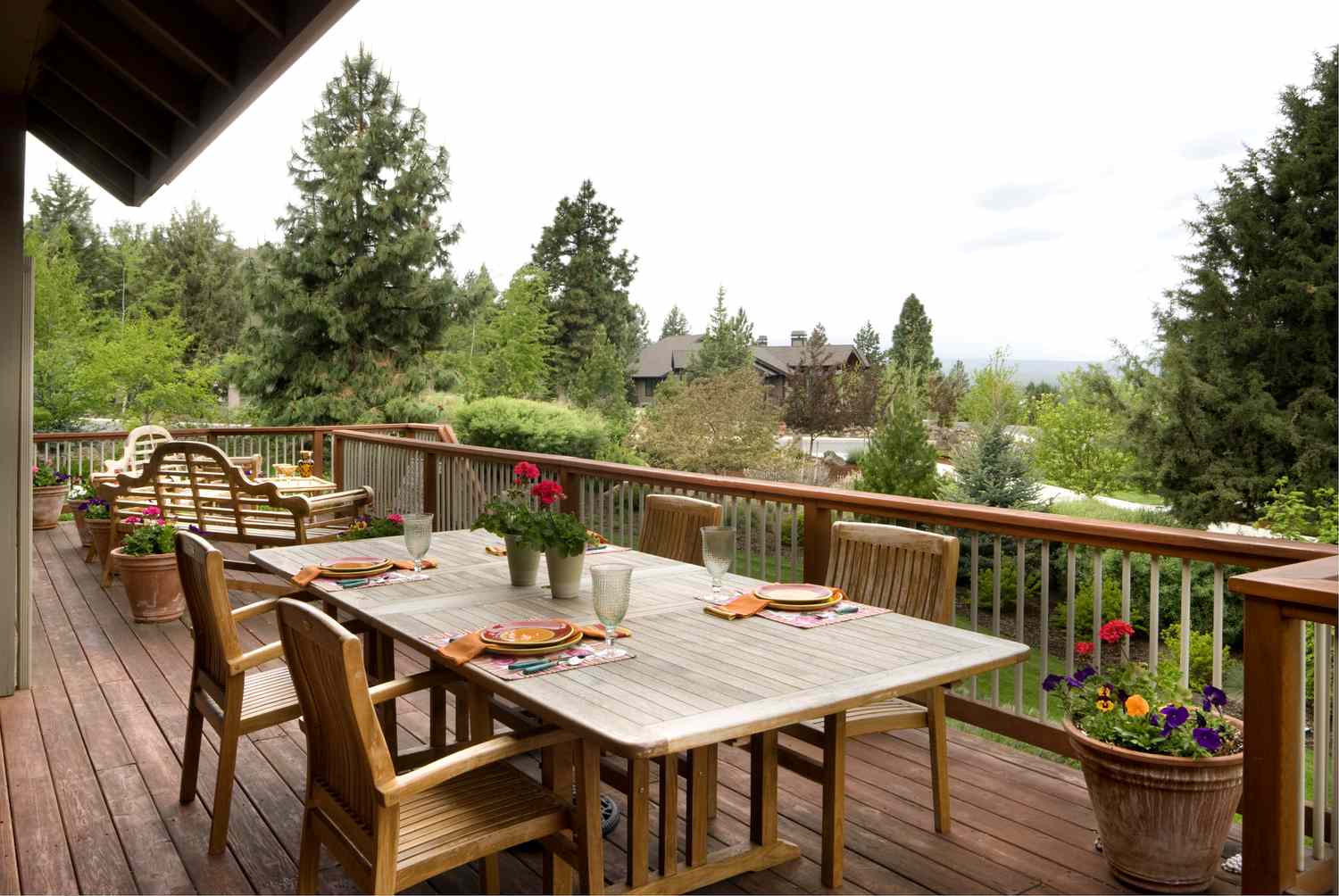 5 Dinge, die Ihr Deck immer leer aussehen lassen, so Designer 2 Holzdeck mit Outdoor -Möbeln