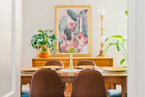 5 Häufige Dekorfehler, die Ihr Zuhause nach Ansicht von Designer weniger einladend fühlen können 2 Kunstwerke hängen mitten im Esszimmer, die mit Feng Shui -Spitzen dekoriert sind