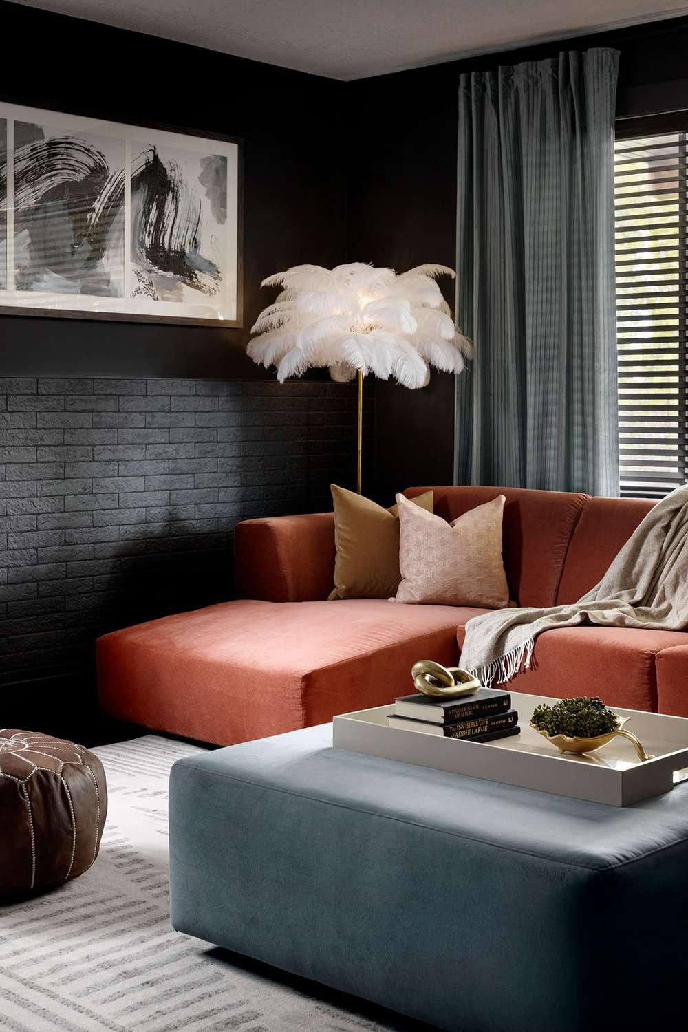 Roter Sofa in Basemenrt
