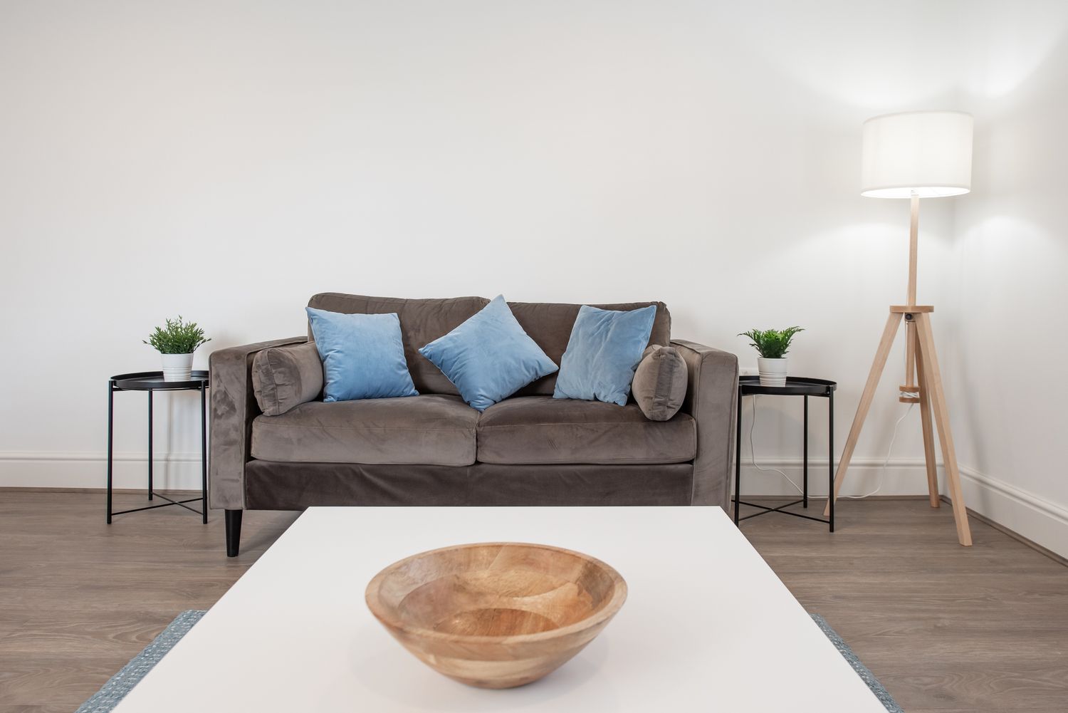 6 gemeinsame Designmerkmale, die Minimalisten tatsächlich den „Ick“ verleihen 2 minimalistisches Haus mit grauen Holzböden