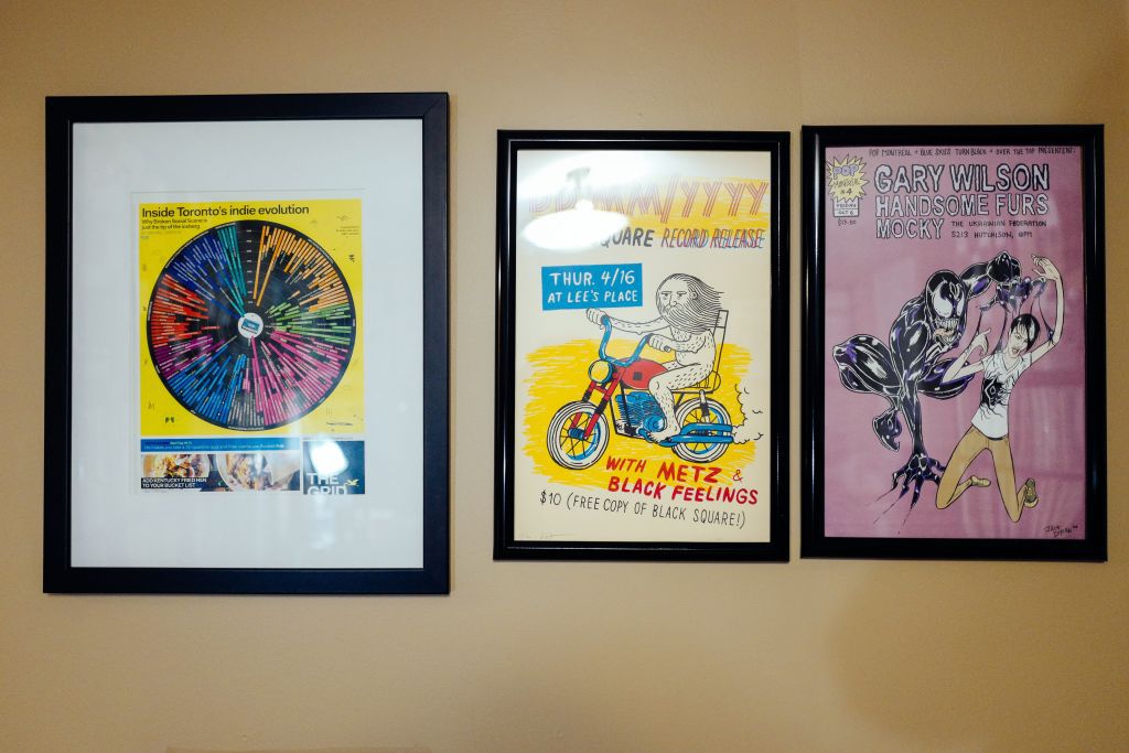 7 Wandkunststile, die so veraltet sind (und Sie haben sie wahrscheinlich in Ihrem Zuhause) 2 Plakate an einer Wand