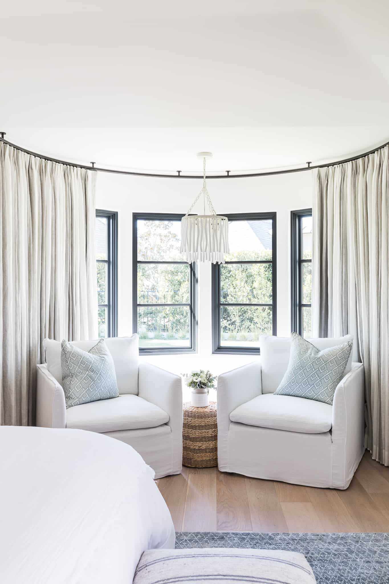 8 Stylish Lern -Fenster -Ideen, die Ihren zusätzlichen Platz optimal nutzen, so Designer 4 Ein Erkerfenster mit benutzerdefinierten Vorhängen