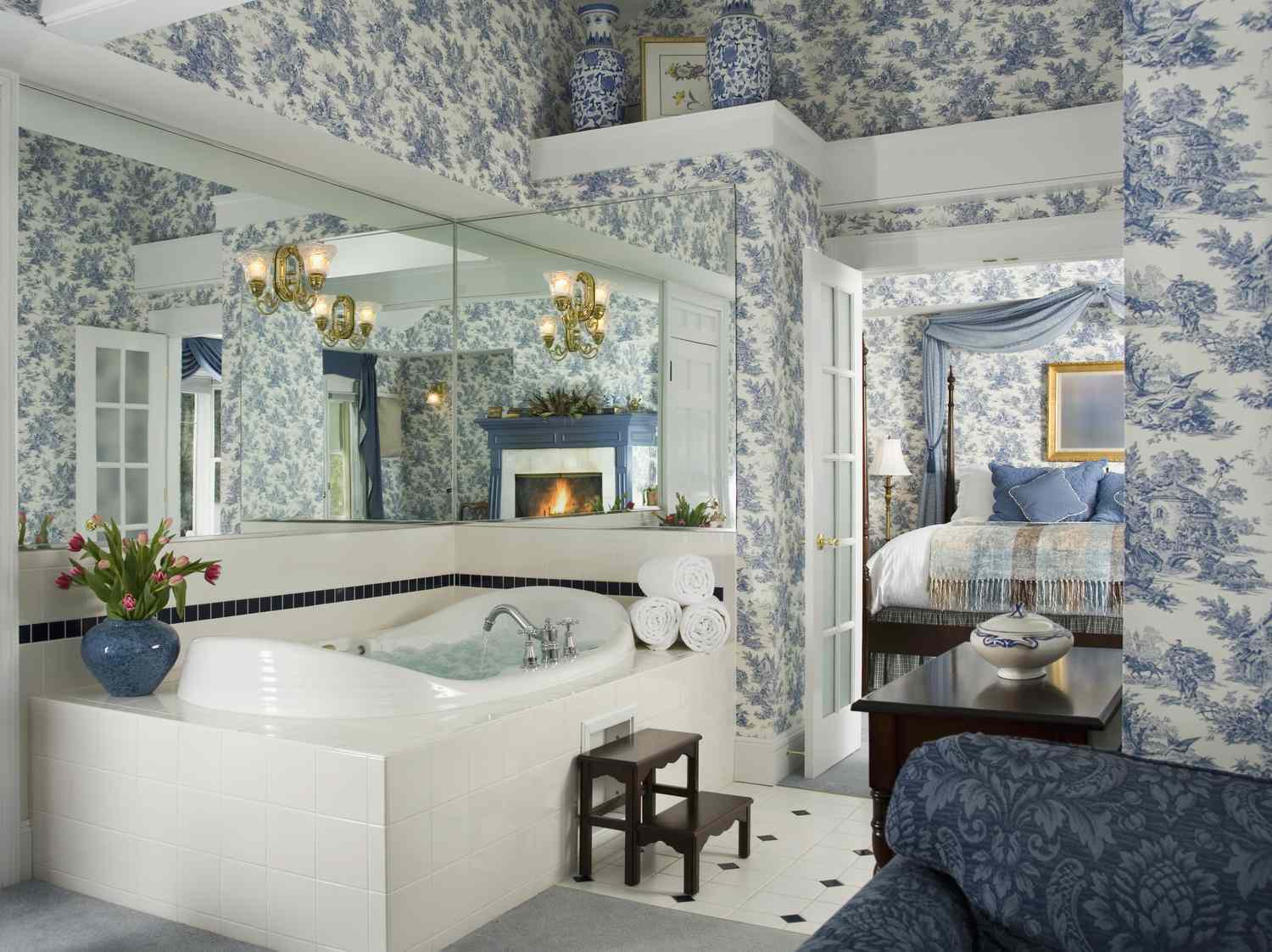 blaues und weißes Badezimmer