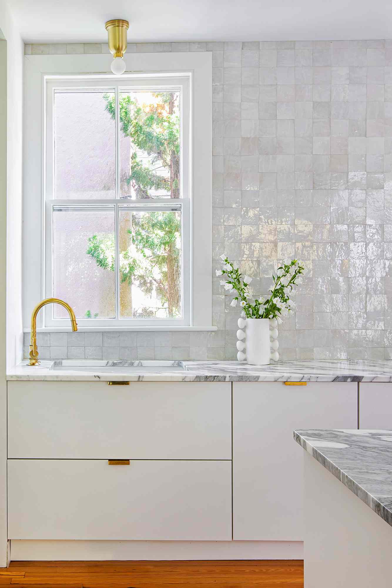 Perlmischig quadratische Fliesenbacksplash