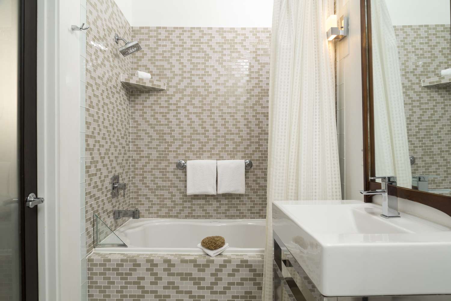 weißer Duschvorhang im Badezimmer