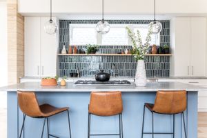Moderne Küche mit Blue Island, drei Lederbarhosen, dekorative Fliesenbacksplash und Anhängerbeleuchtung