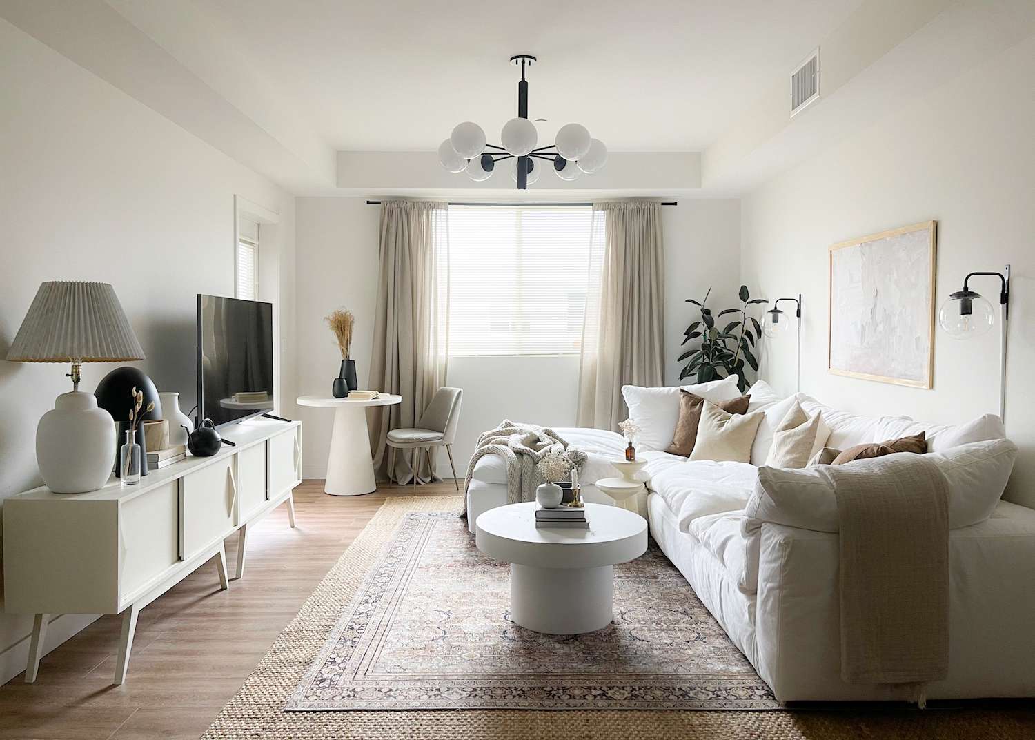 Lange Wohnzimmer können verwirrend sein, aber diese 7 Tipps von Designern können helfen 4 Wohnzimmer -Layout -Ideen