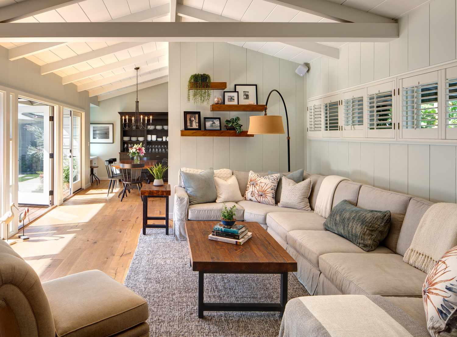 Lange Wohnzimmer können verwirrend sein, aber diese 7 Tipps von Designern können helfen 2 Ein modernes Bauernhaus langer Livnig-Raum mit einem U-förmigen Abschnitt entlang der längeren Wand