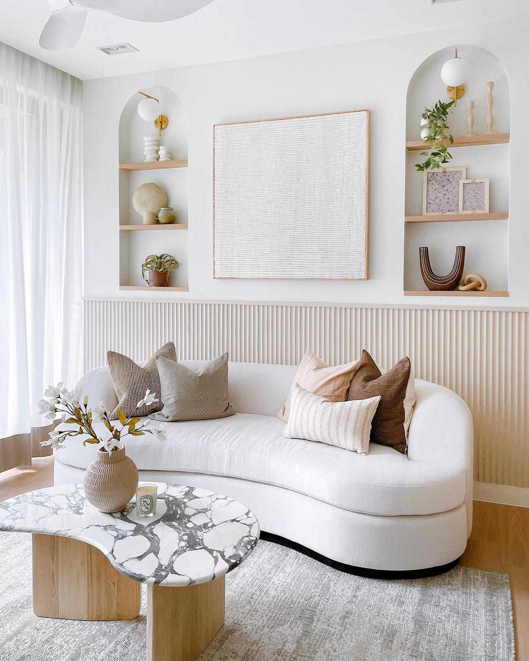Lieben Sie Minimalismus? Designer sagen, dass diese 8 Trends dieses Jahr übernehmen werden 14 Minimalistisches Interieur mit skulpturalen Möbeln.